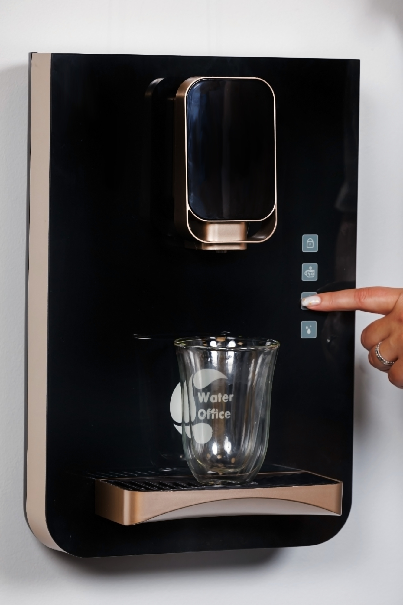 Настенный диспенсер с выбором температуры воды